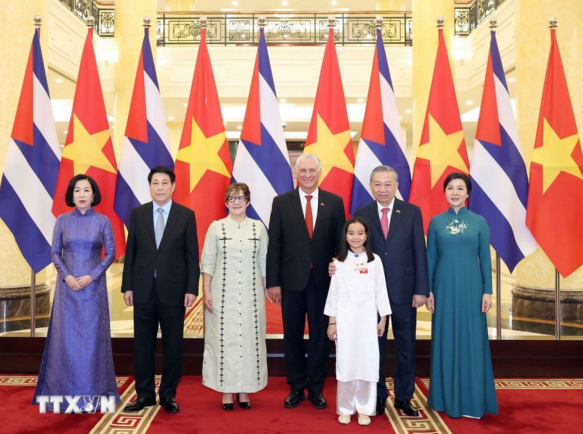 General Secretary To Lam and his wife, Politburo member and President Luong Cuong and his wife, First Secretary of the Communist Party of Cuba, President of Cuba Miguel Diaz-Canel Bermudez and his wife took a group photo. Photo: VNA