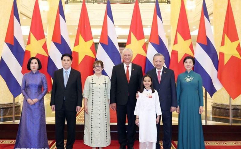 General Secretary To Lam and his wife, Politburo member and President Luong Cuong and his wife, First Secretary of the Communist Party of Cuba, President of Cuba Miguel Diaz-Canel Bermudez and his wife took a group photo. Photo: VNA