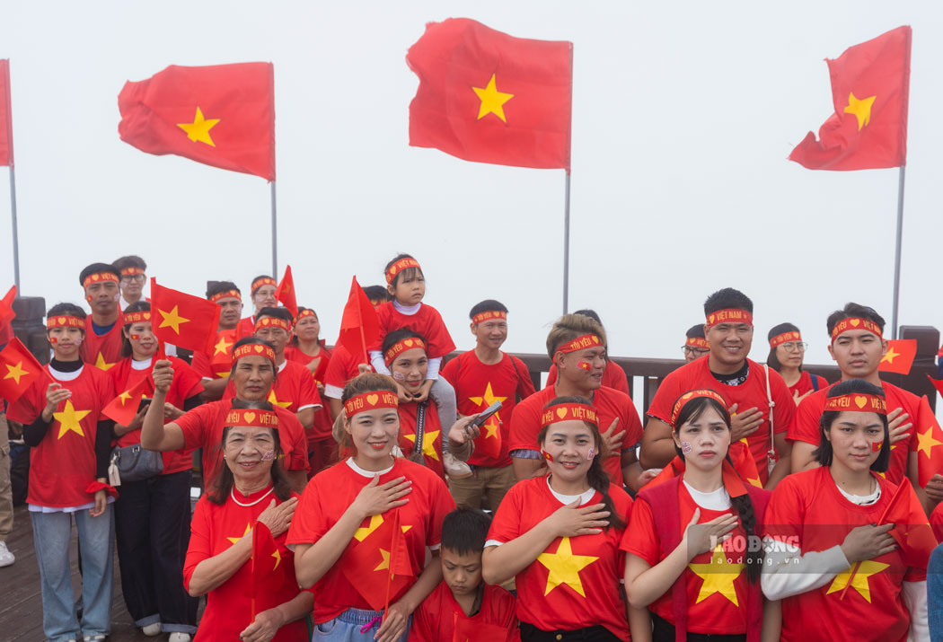 Dong dao nguoi dan xuc dong chao co va hat “Tien quan ca”. Anh: Bao Long