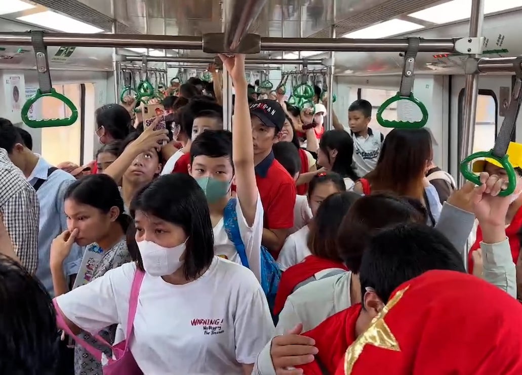 The Cat Linh - Ha Dong train is crowded with people moving to the center of Hanoi City to wait for the A80 parade event. Photo: Anh Duc