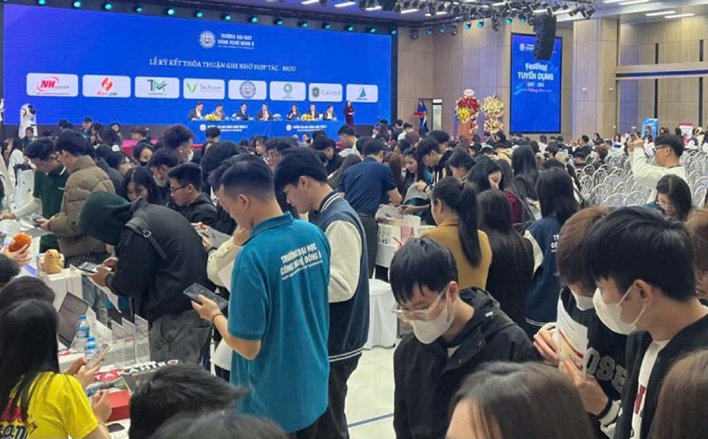 According to Anphabe, employees in many industries are stressed and exhausted. Photo: Quynh Chi