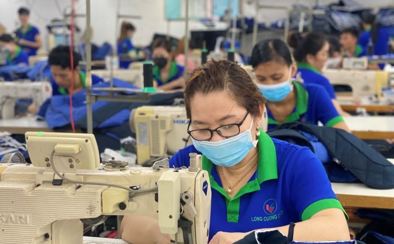 Many textile and garment enterprises in Tan Binh District and Thu Duc City in Ho Chi Minh City (formerly) participated in signing collective labor agreements with many contents beneficial to employees. Photo: Nam Duong