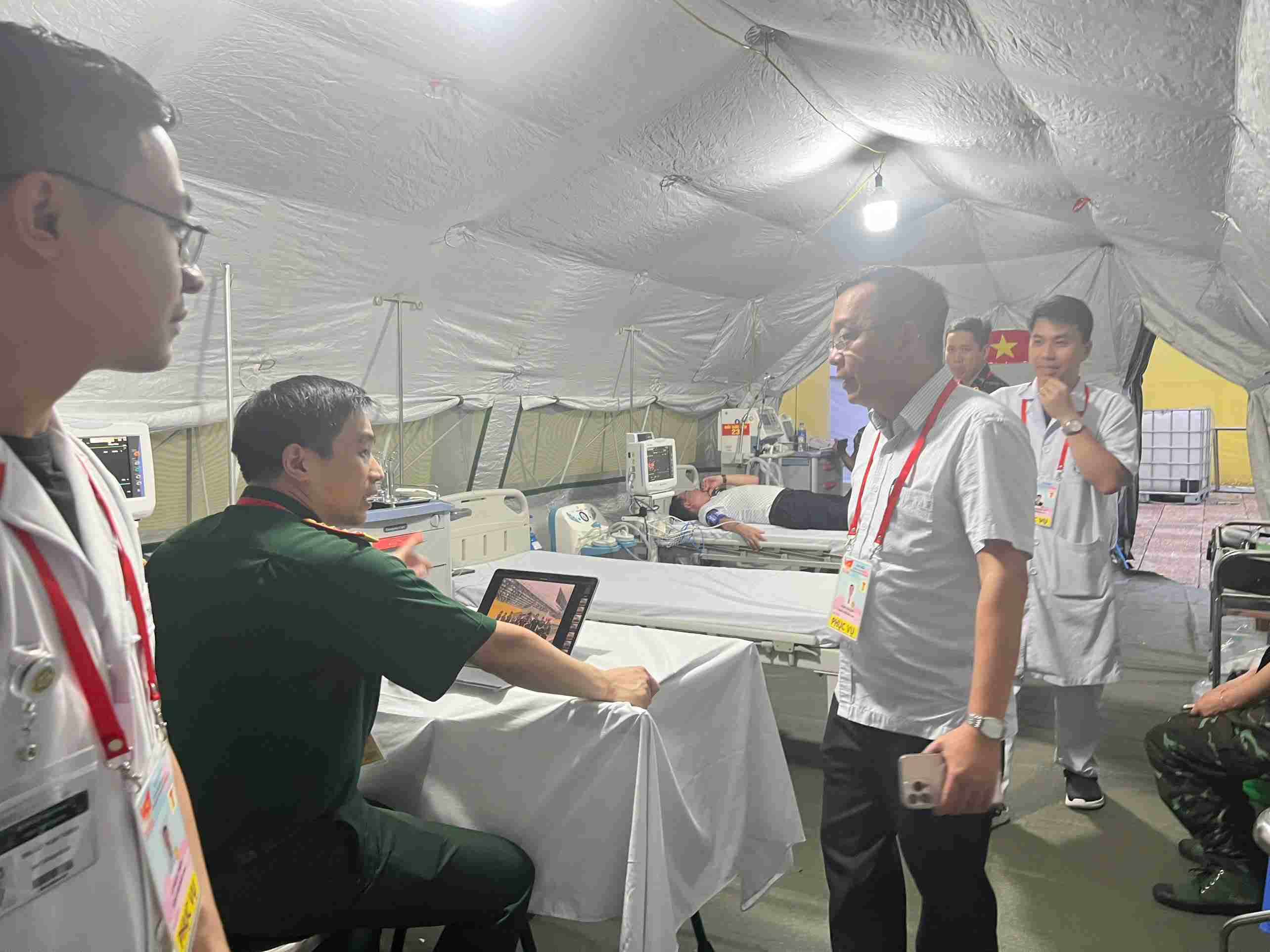 Mobile emergency points help people faint, lower blood sugar... when watching the 2.9 parade and parade can come for timely treatment. Photo: Kim Long