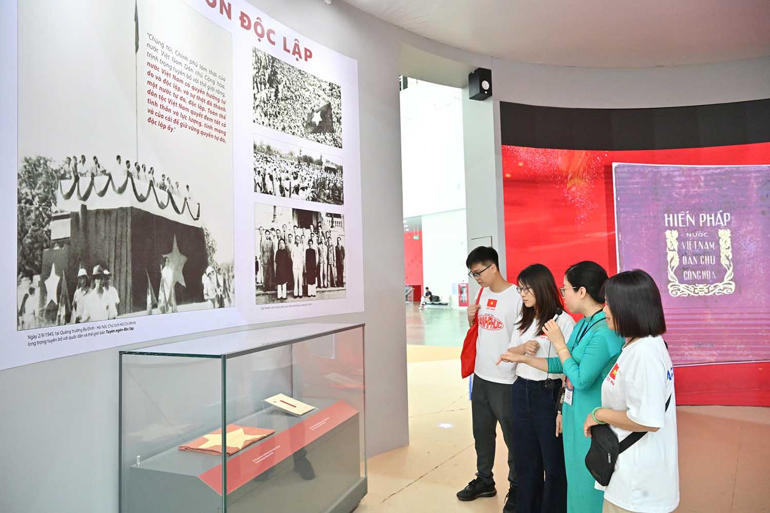 Nguoi dan hao huc tham quan gian trung bay Trien lam Lich su va Su menh Quoc hoi Viet Nam. Anh: Van phong Quoc hoi cung cap.