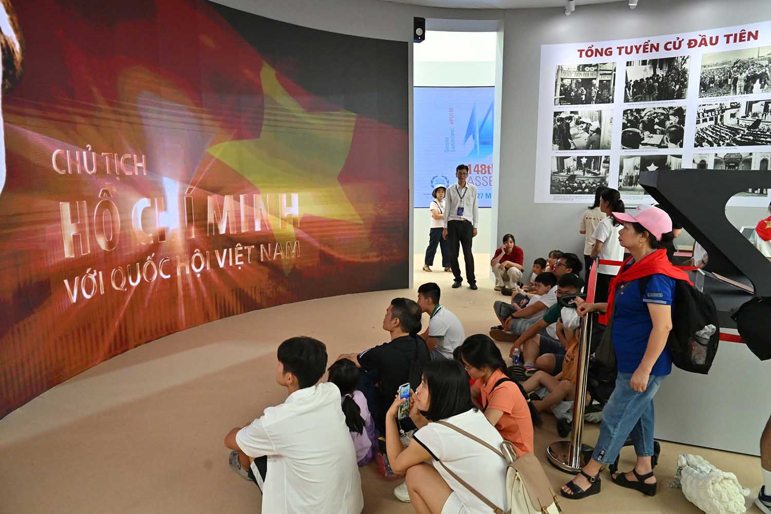 Nguoi dan, cac chau nho xem phim tu lieu tai gian Trien lam “Lich su va Su menh Quoc hoi Viet Nam“. Anh: Van phong Quoc hoi cung cap.