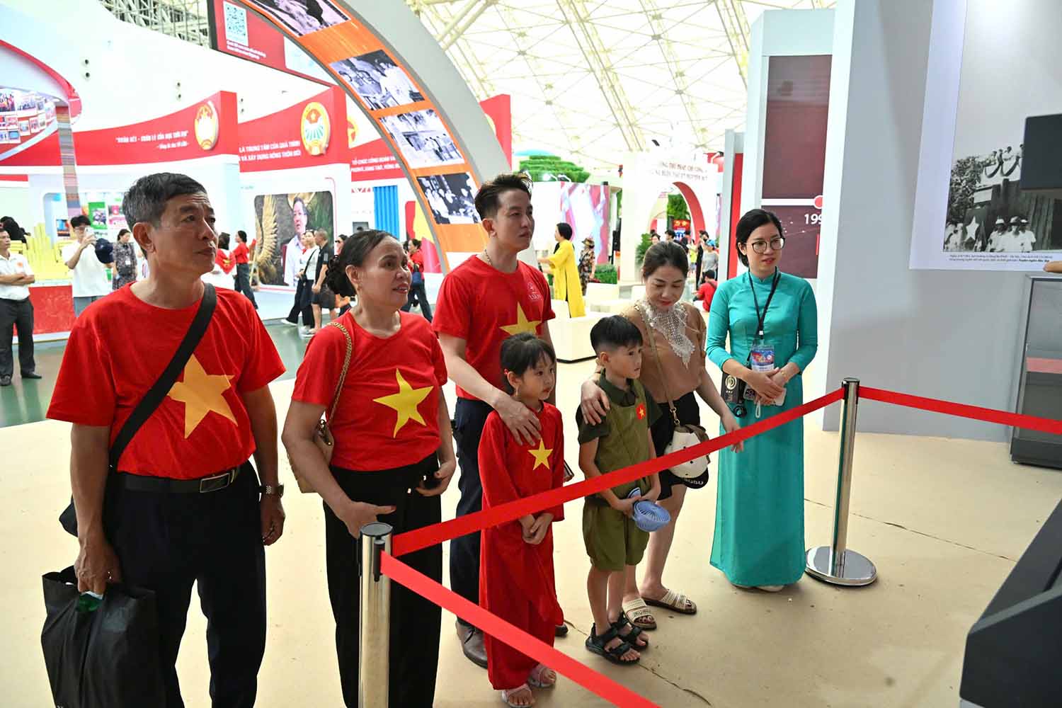 Dong dao cac tang lop nhan dan den tham quan Trien lam “Lich su va Su menh Quoc hoi Viet Nam”. Anh: Van phong Quoc hoi cung cap.