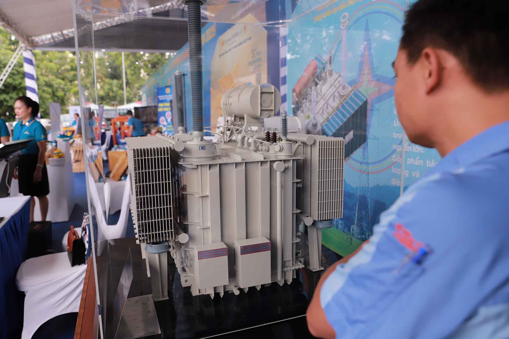 La societe generale d'equipements electriques Dong Anh a presente a la Journee du travail creatif 2025 le transformateur de 500 kV (type) ayant la plus grande capacite sur le reseau de transport d'electricite. Il s'agit d'un produit qui exprime l'esprit de competition et de creativite des employes du secteur de l'electricite. Photo : Huu Chanh