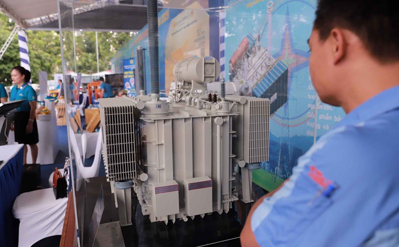 Dong Anh Electrical Equipment Corporation brought to the 2025 Creative Labor Festival the 500kV transformer (model) with the largest capacity on the transmission grid. This is a product that demonstrates the competitive and creative spirit of employees in the electricity industry. Photo: Huu Chanh