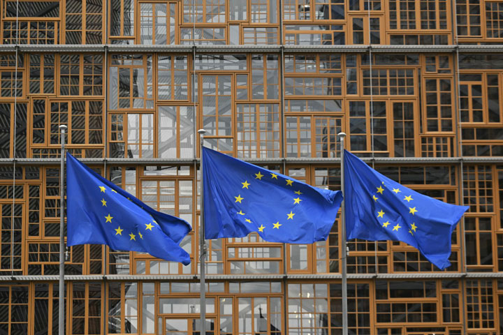 La bandera de la Union Europea (UE) ondea fuera del Edificio Europa en Bruselas (Belgica). Foto: AFP