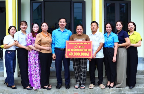 La Federation du travail de la ville de Hanoï remet des fonds pour soutenir la construction du foyer syndical aux membres du syndicat et aux travailleurs a l'occasion de la fete nationale du 2 septembre. Photo : Manh Quan