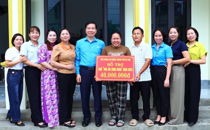 The Hanoi City Labor Federation presented funding to support the construction of a Union Shelter for union members and workers on the occasion of National Day, September 2. Photo: Manh Quan
