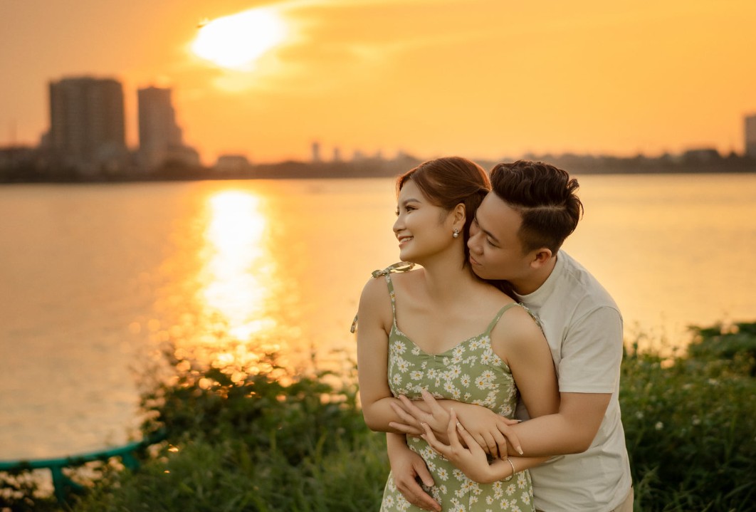 낭만적이고 사적인 데이트 시간을 갖는 것은 부부 관계를 항상 굳건하게 유지하는 데 도움이 될 것입니다. 사진: 흐우 뚜