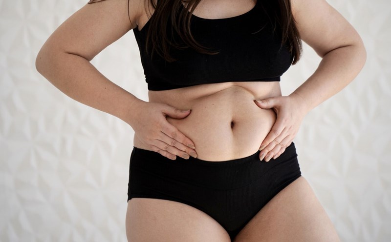 Drink warm water to warm up the body, increase metabolism. Photo: Thuy Duong