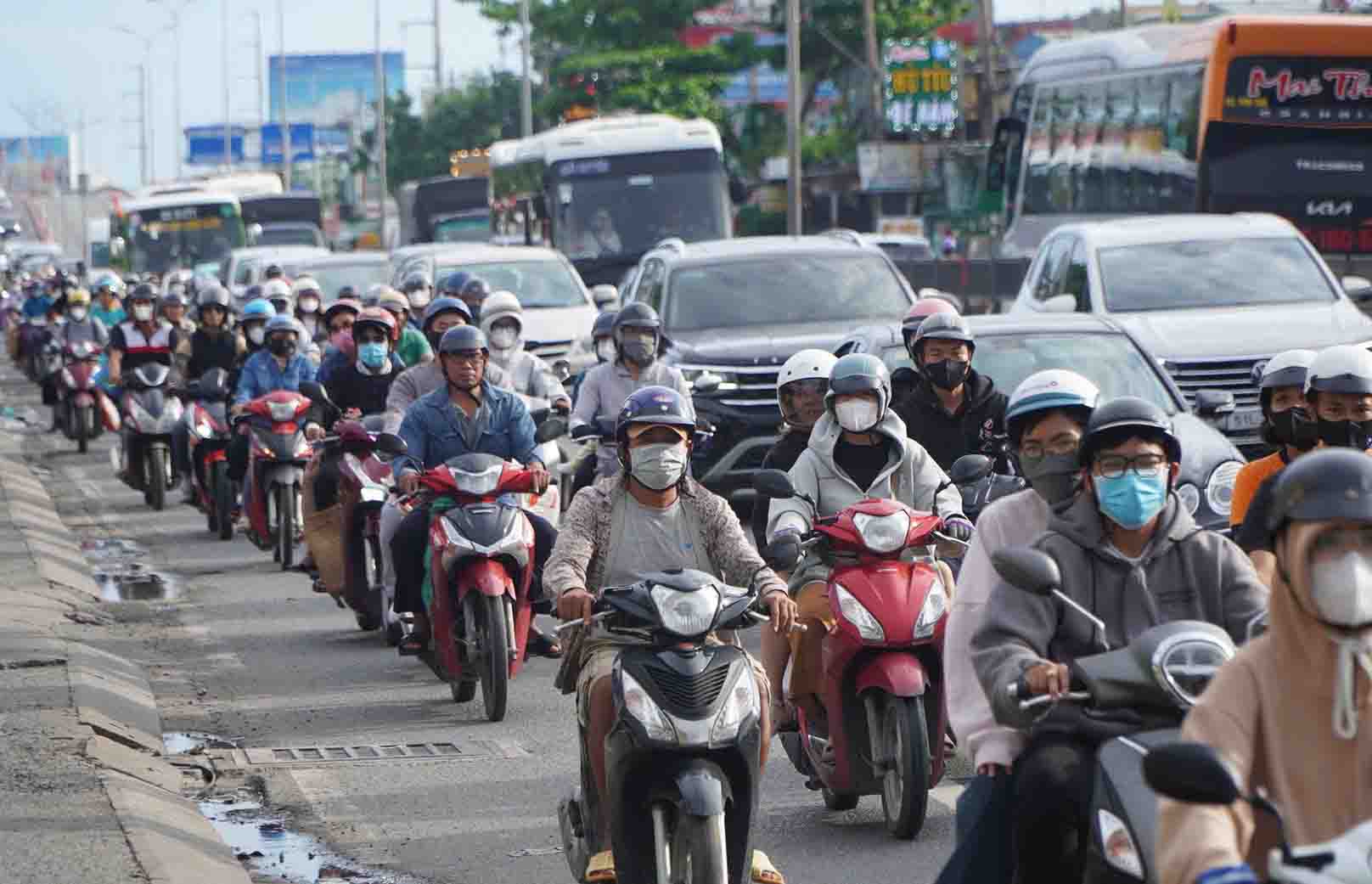 Cua ngo phia Tay TPHCM dong duc nhung khong xay ra tinh trang un u. Anh: Nguyen Chan