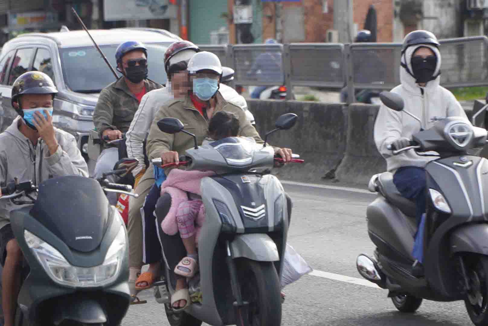 Nhieu nguoi dan tro lai TPHCM som de tranh ket xe vao ngay mai. Anh: Nguyen Chan