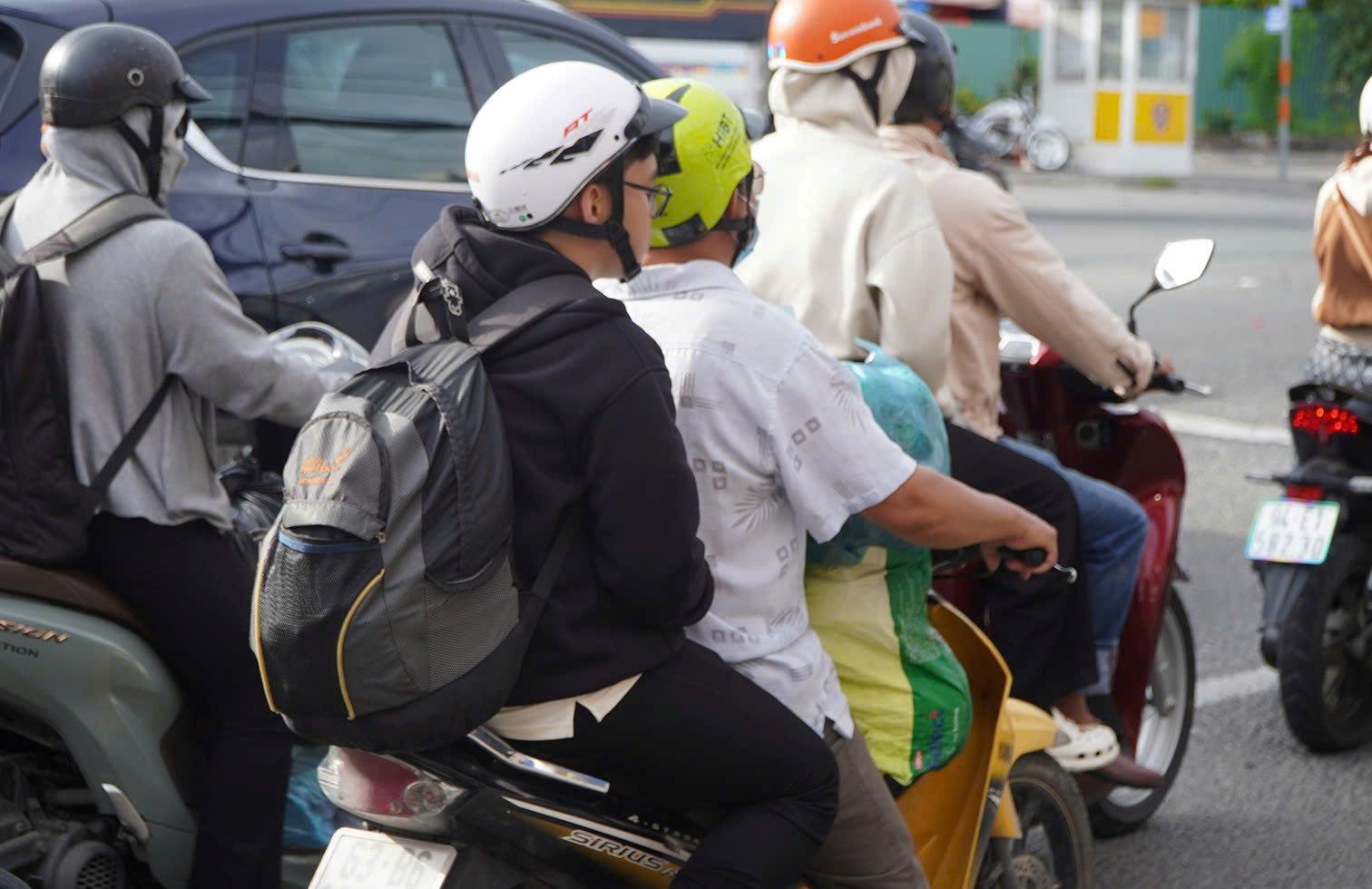 Tren xe, nguoi dan mang theo linh kinh hanh ly tro lai thanh pho. Anh: Nguyen Chan