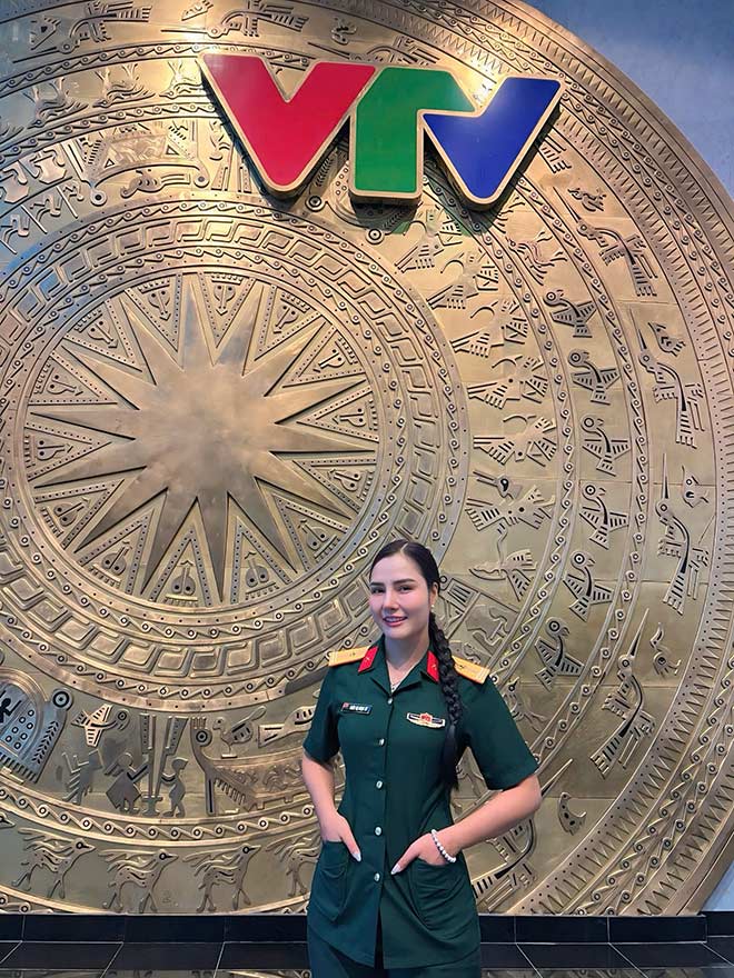 Thieu ta Ngoc Vu chup hinh tai Dai truyen hinh Viet Nam. Anh: Nhan vat cung cap