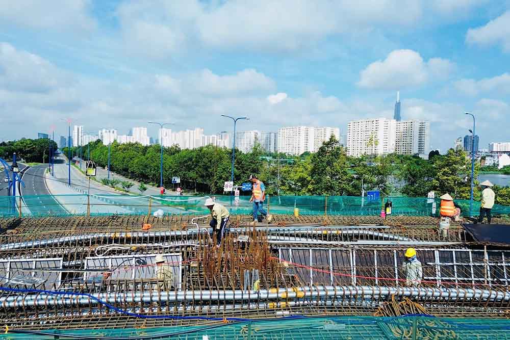 Khoang 50 cong nhan chia hai mui thi cong cau vuot N3, N4 (goi XL10). Anh: Anh Tu