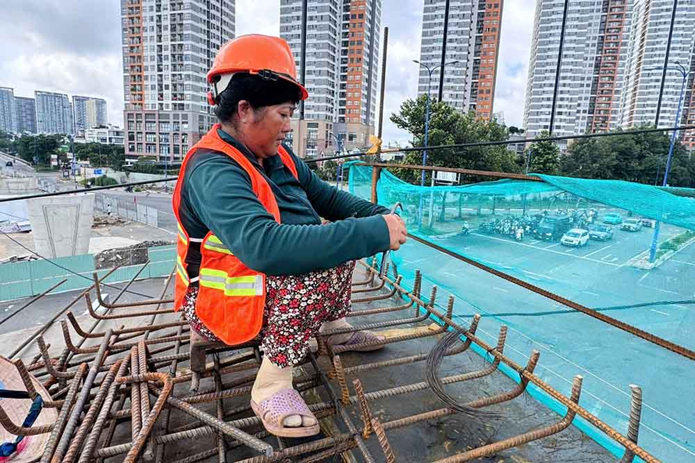 Cong nhan miet mai lam viec tren cong truong trong ky nghi le 2.9. Anh: Anh Tu