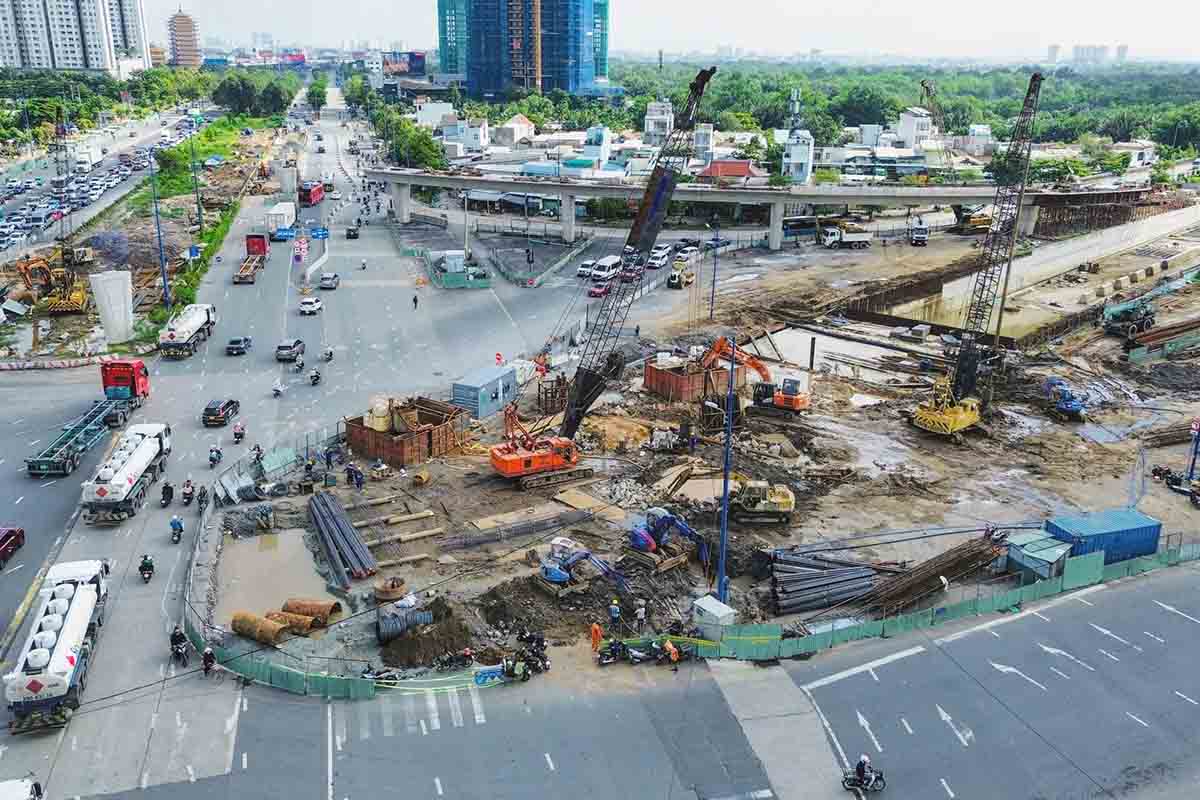 Cong nhan va may moc dong loat thi cong tai goi XL12 va XL06, nhieu mui trien khai nhip nhang trong khu vuc rao chan. Anh: Anh Tu