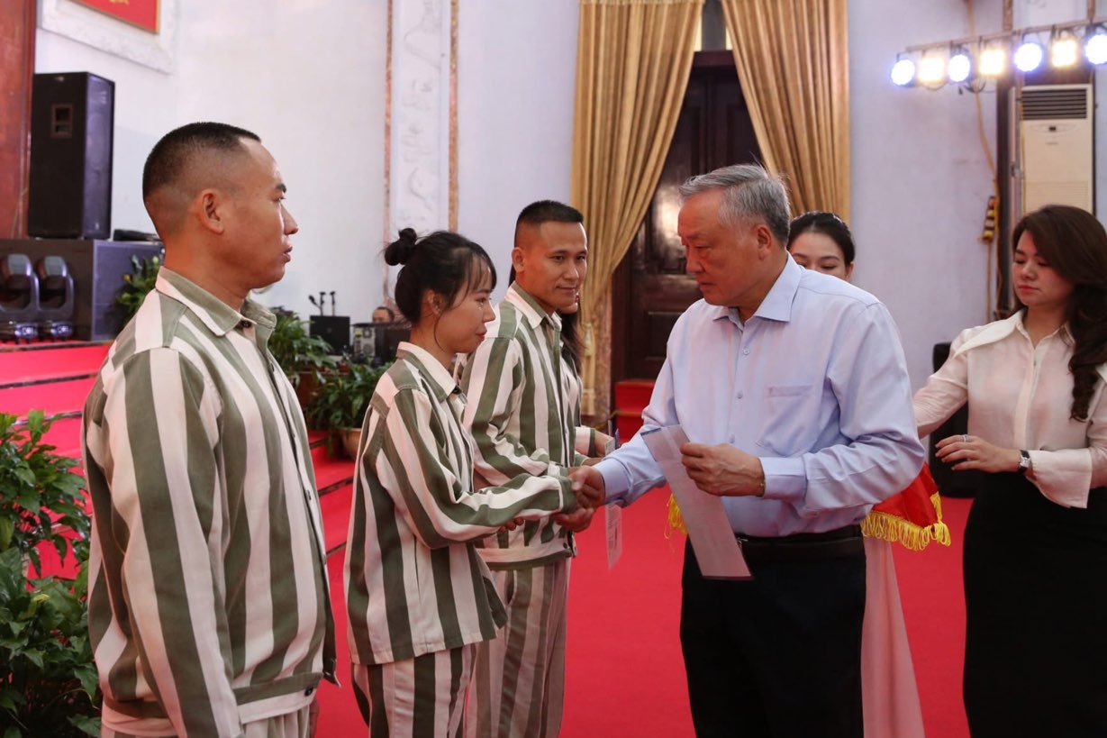 Hơn 400 phạm nhân được đặc xá, trở về đoàn tụ gia đình tại Thái Nguyên. Ảnh: Cổng thông tin điện tử tỉnh Thái Nguyên.