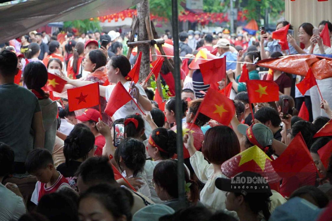 Dong dao nguoi dan tru mua truoc cua quan cho xem dieu binh, dieu hanh A80. Anh: Anh Duc