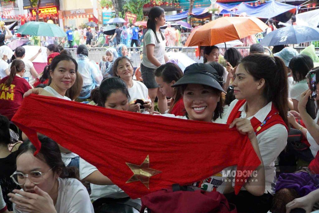 Chi Nguyen Thi Thu Ha (Thanh Hoa) cam dong truoc tam long cua chu quan. Anh: Anh Duc
