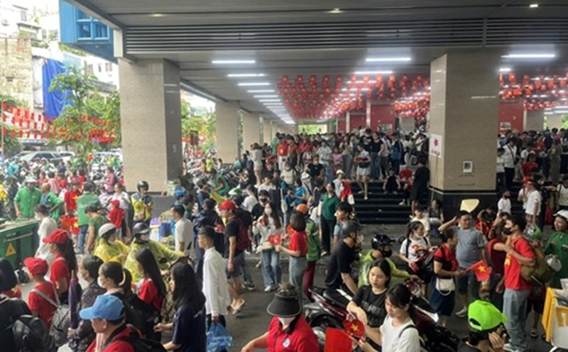 Urban railway broke down, motorbike taxi drivers flooded into the station to pick up passengers. Photo: Minh Hanh