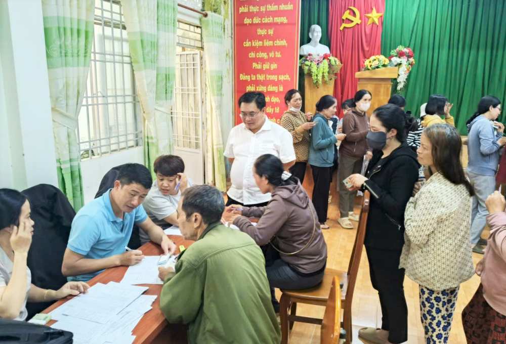 Thu tuc nhan qua dien ra don gian, nhanh chong. Anh: Lam Hong