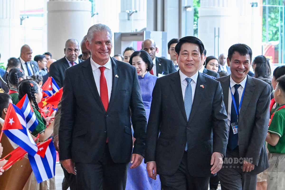 르엉끄엉 국가주석 겸 정치국 위원과 미겔 디아스-카넬 베르무데스 쿠바 국가주석 겸 제1서기가 베트남-쿠바 수교 65주년 기념 집회에 참석했습니다. 사진: 하이 응우옌