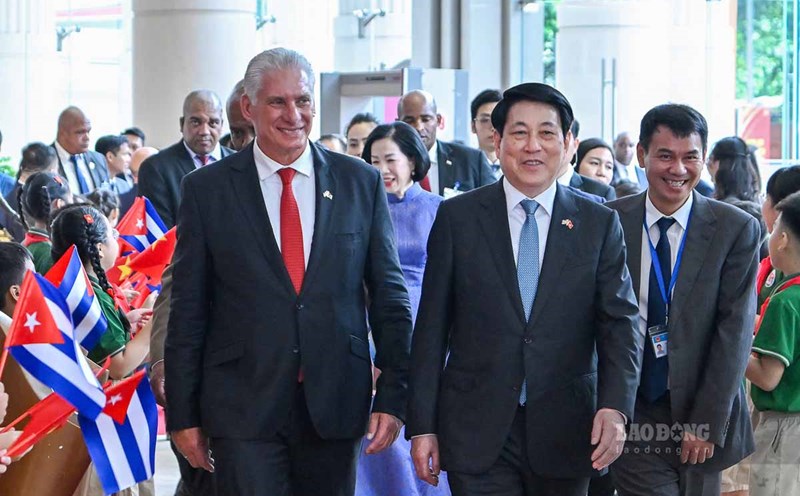 Politburo member and President Luong Cuong and First Secretary and President of Cuba Miguel Diaz-Canel Bermudez attended the rally to celebrate the 65th anniversary of the establishment of diplomatic relations between Vietnam and Cuba. Photo: Hai Nguyen