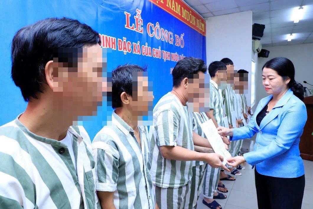 Phó Chủ tịch Ủy ban MTTQVN tỉnh Lưu Thị Hà trao quyết định cho những người được đặc xá. Ảnh: Công an tỉnh Đồng Nai