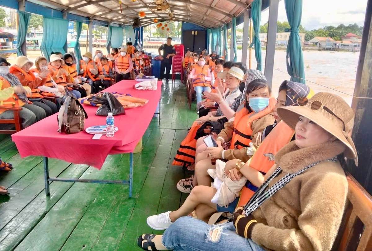 Cac cong nhan duoc trai nghiem cac san pham du lich o mien Tay. Anh: Trang Anh