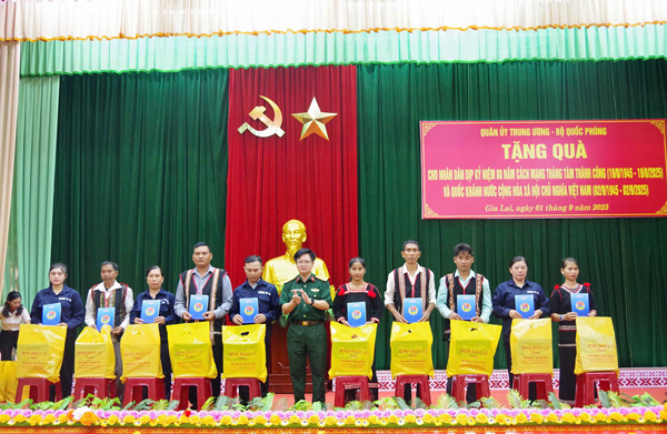 Dai ta Luu Van Doan - Pho Chu nhiem Chinh tri Binh doan 15 trao qua tang nguoi lao dong va Nhan dan tai Doan KT-QP 74. Anh: Thanh Quy 