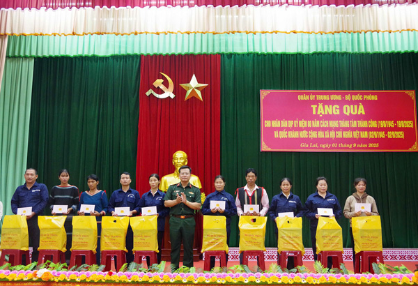 Colonel Nguyen Hong Lam - Deputy Commander of the 15th Corps presented gifts from the Central Military Commission of the Ministry of National Defense to the people on the occasion of the National Day holiday. Photo: Thanh Quy