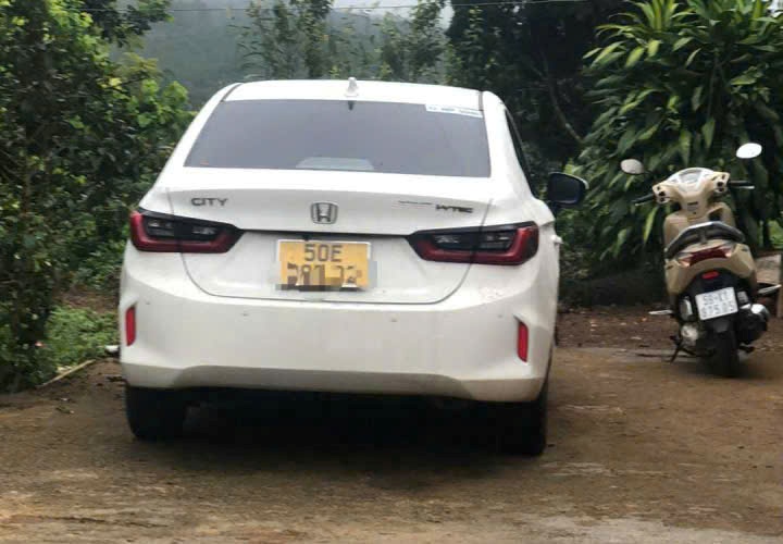 La voiture - ou l'homme etait allonge et est decede. Photo : Lam Hong