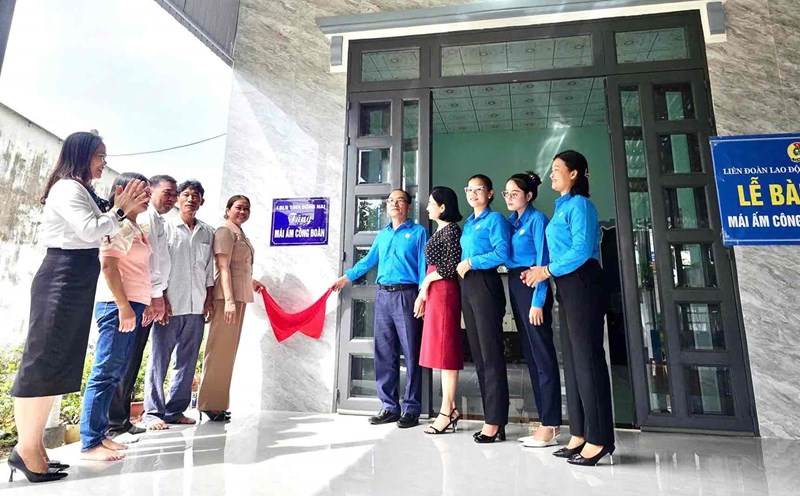 The Provincial Federation of Labor presented the Trade Union Shelter to union member Nguyen Van Toai in Xuan Hoa commune. Photo: Dong Nai Provincial Federation of Labor