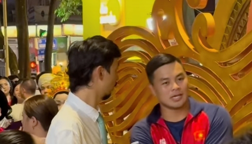 Tuyen thu vat Ngo Van Lam tro chuyen voi rapper Den Vau hom Tong duyet dieu binh, dieu hanh (30.8). Anh: Cat tu video