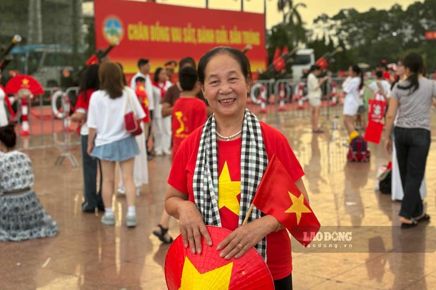 Ba Huyen My (Xuan Truong, Ninh Binh) cam thay boi hoi khi chung kien dat nuoc hoa binh. Anh: Nguyen Dat