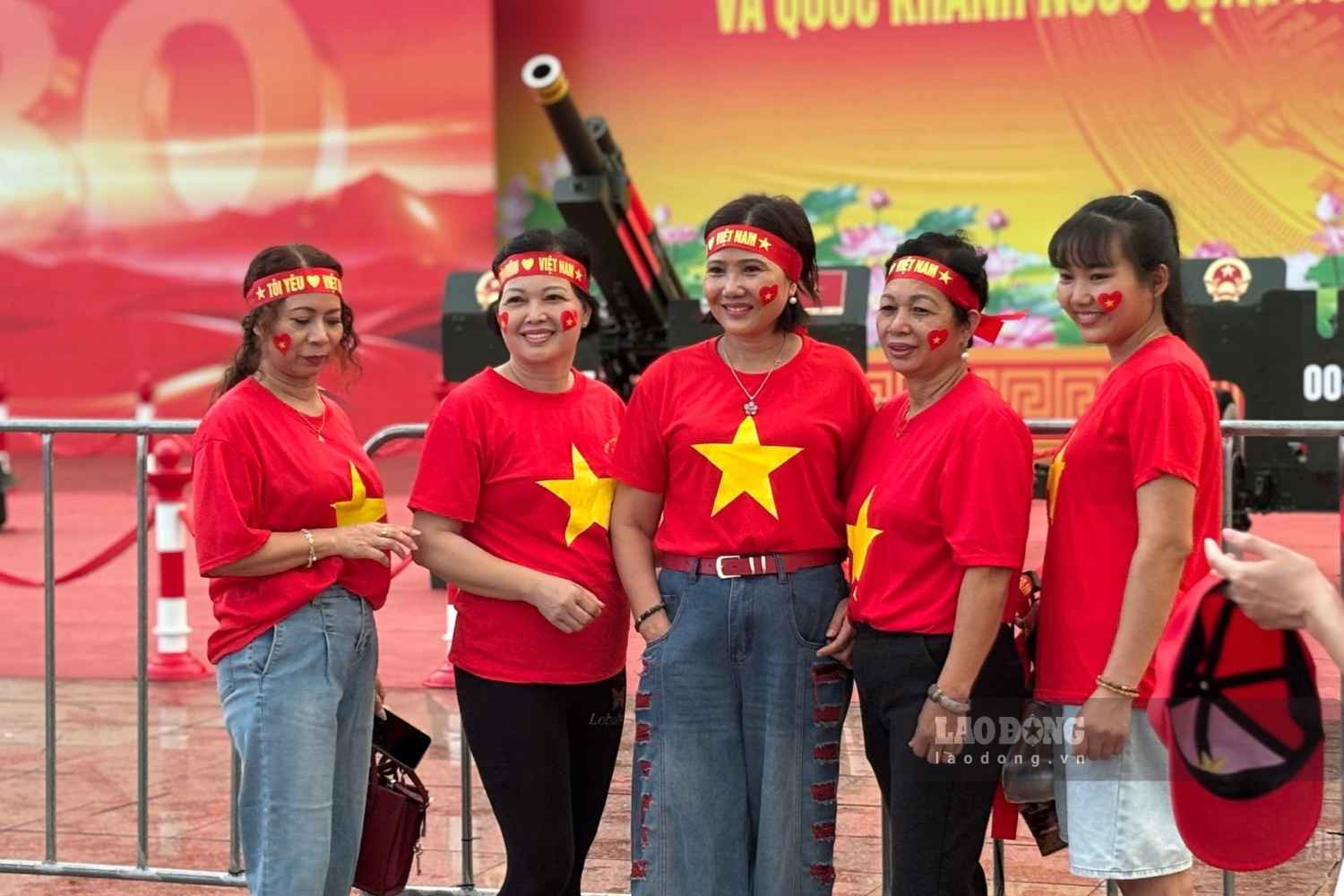 Nhieu nguoi chup anh check-in tai San van dong Quoc gia My Dinh. Anh: Nguyen Dat