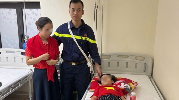 Cong an Ha Noi kip thoi ho tro be gai bi chay mau cam. Anh: CAHN