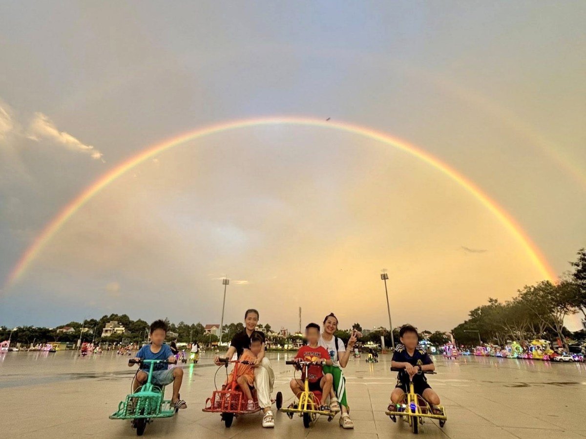 Mr. Tran Minh Tien's family captured the moment the double rainbow appeared at Ba Ria Park. Photo: Minh Tien