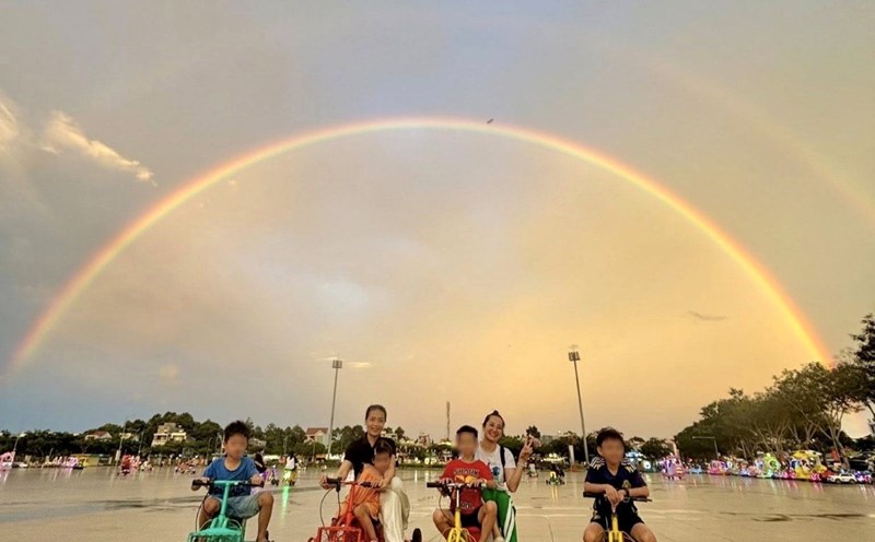 Mr. Tran Minh Tien's family captured the moment the double rainbow appeared at Ba Ria Park. Photo: Minh Tien