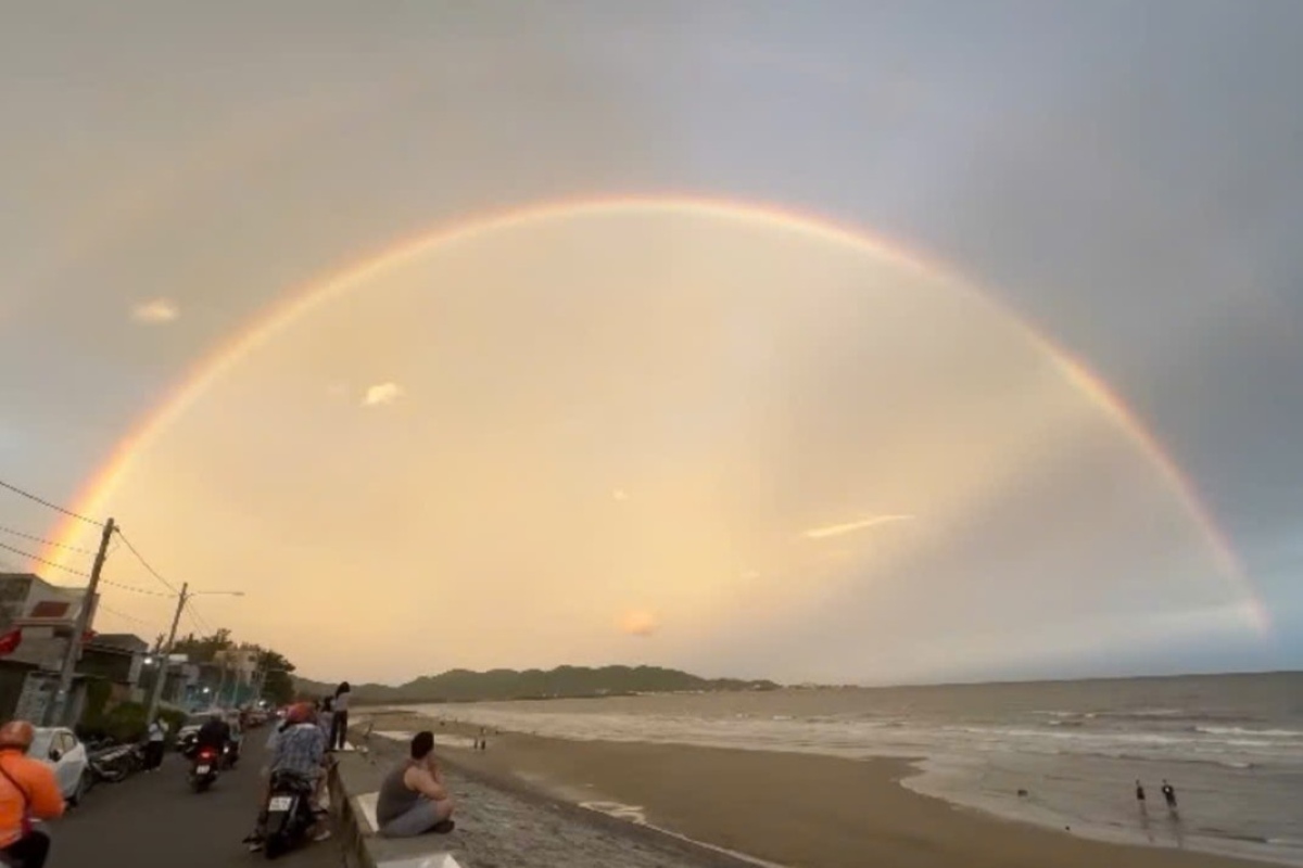 Hinh anh cau vong doi nhin thay tu bo bien xa Phuoc Hai. Anh: NDCC