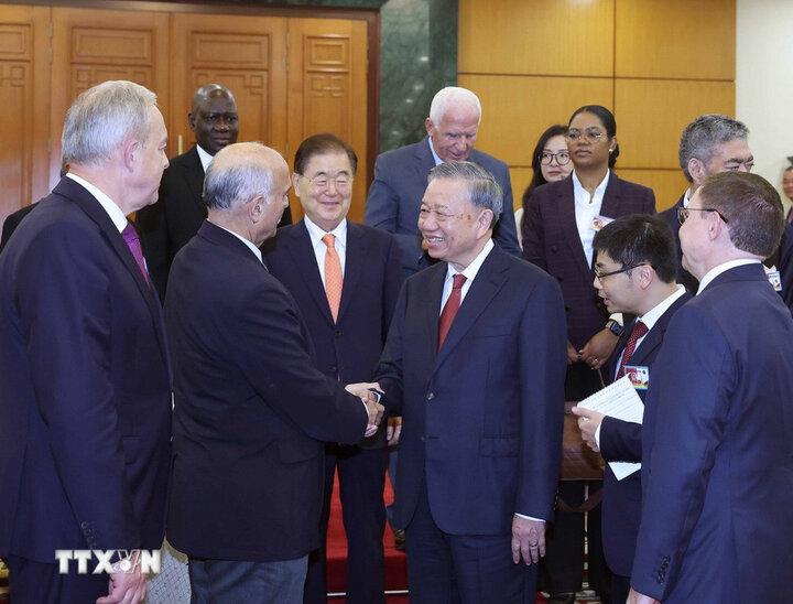 General Secretary To Lam and delegates. Photo: VNA