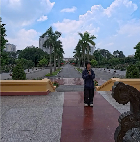 Khi ra Ha Noi xem dieu binh, co gai tre Le Thi Viet Ha ghe vao cac nghia trang liet si de thap huong