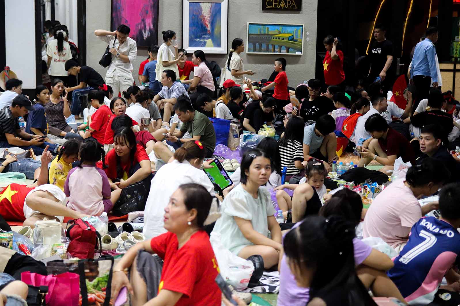 ハノイの議長は、人々が休息して避難するために学校、文化の家、コミュニティハウスを開くように頼みました。写真：Huu Chanh