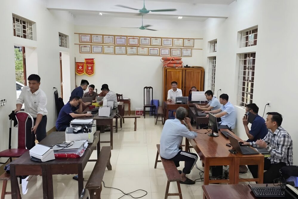 Nhung ngay qua, nhieu can bo xa Trung Son lam viec tam trong nha van hoa. Anh: UBND xa Trung Son.