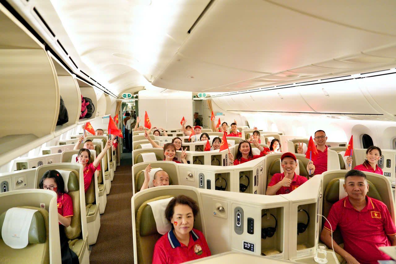 Cua Y A Chau 기술 유한 회사 노동조합은 노동자들이 9월 2일 국경일 연휴에 하노이로 여행을 갈 수 있도록 조직합니다. 사진: 노동조합 제공