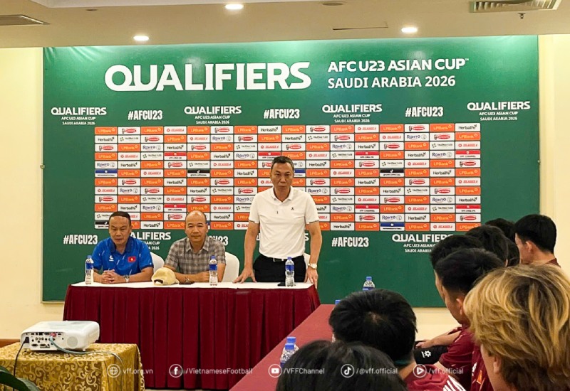 Lanh dao Cuc The duc the thao, Lien doan bong da Viet Nam dong vien ban huan luyen va cau thu U23 Viet Nam. Anh: VFF